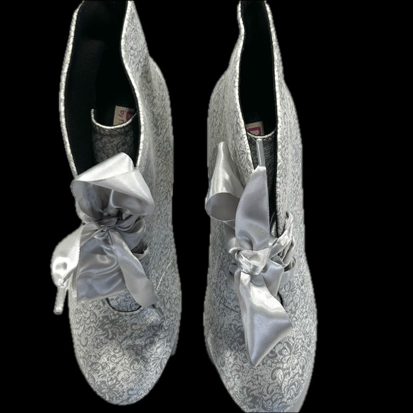 DOLCE BY MOJO MOXY ~ Granny High-Heeled Booties ~ Shoeties ~ 8 - Picture 4 of 9